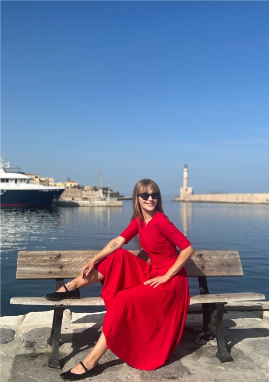 Nasze podejście do konstrukcji – rozkloszowana sukienka, która podkreśla sylwetkę: od klasycznej czerni po odważną czerwień